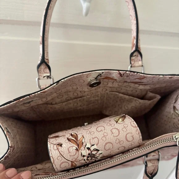 NWOT Pink Floral Guess Bag - Picture 3 of 3